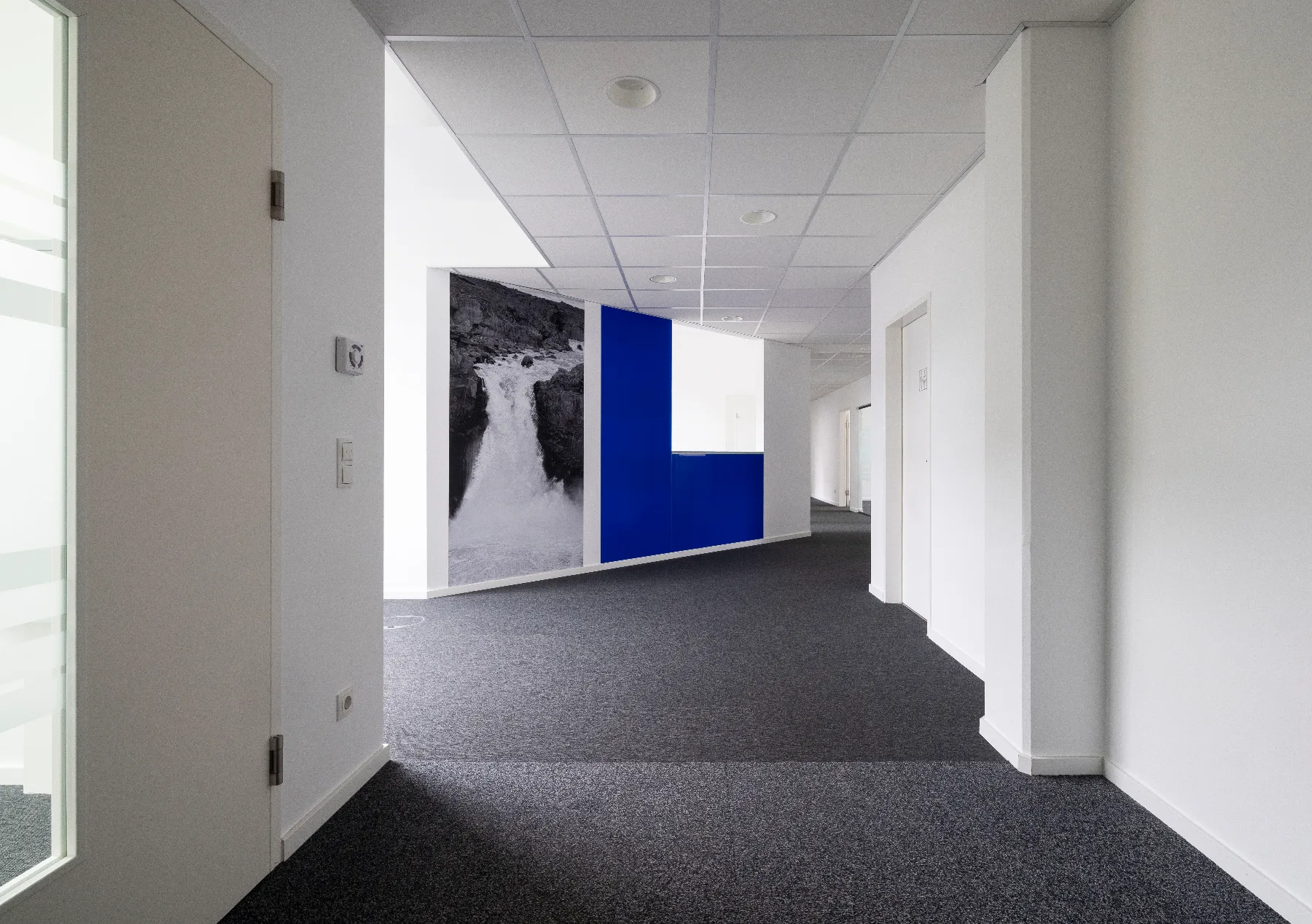 Repräsentativer Bürogang im Scaletta Corporate Design mit blauem Wandelement