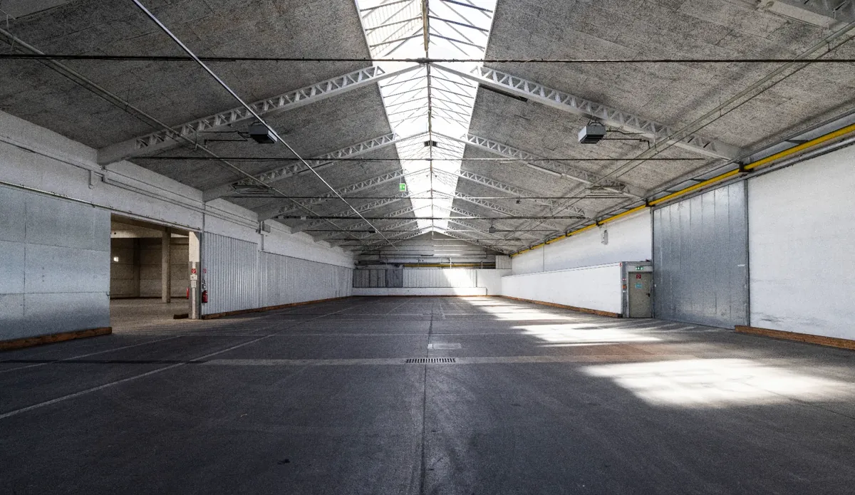 Großzügige Gewerbehalle in Salzburg mit Oberlichtern
