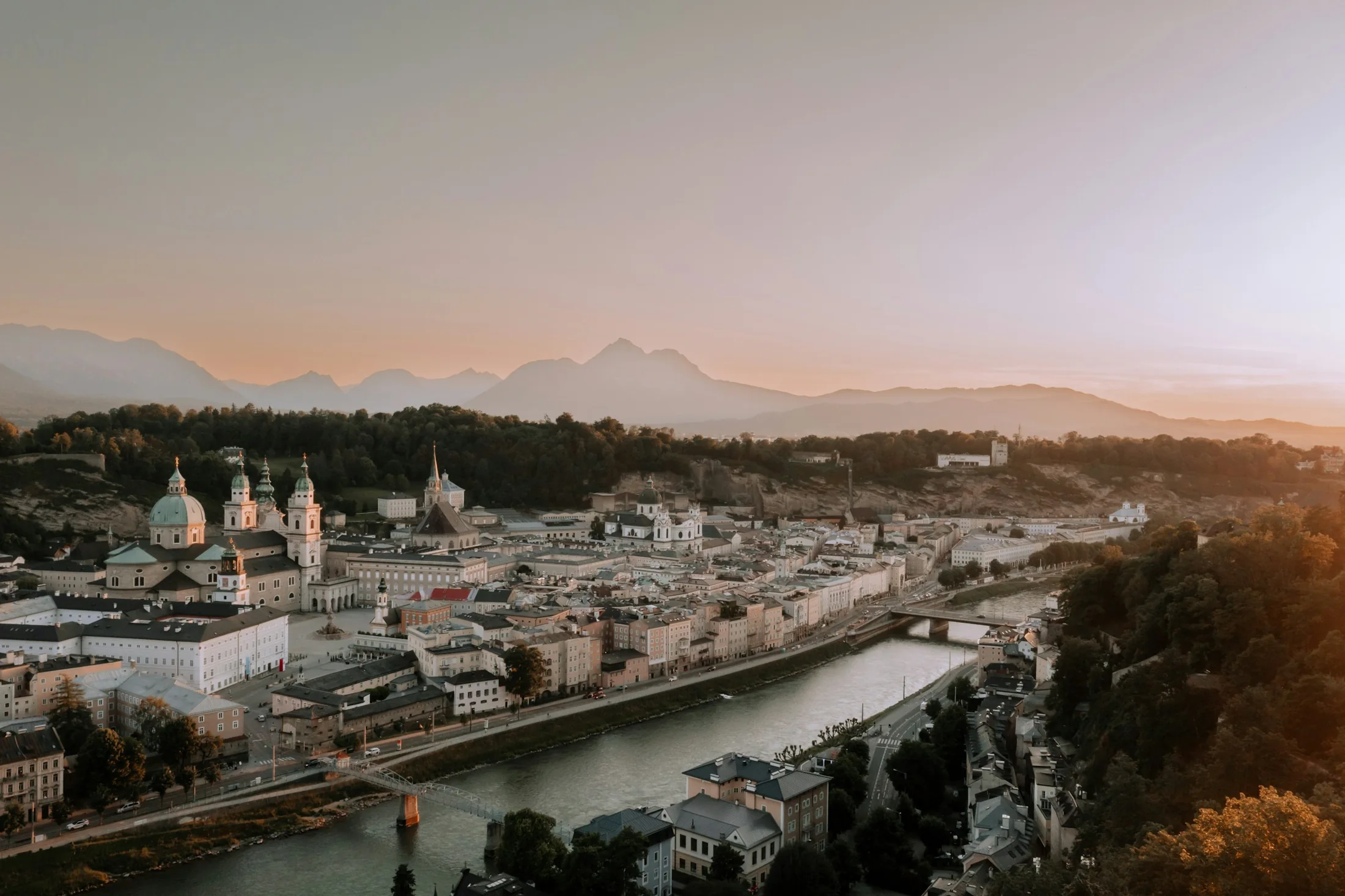 Blick über die Salzburger Altstadt, die Salzach und die umliegenden Berge